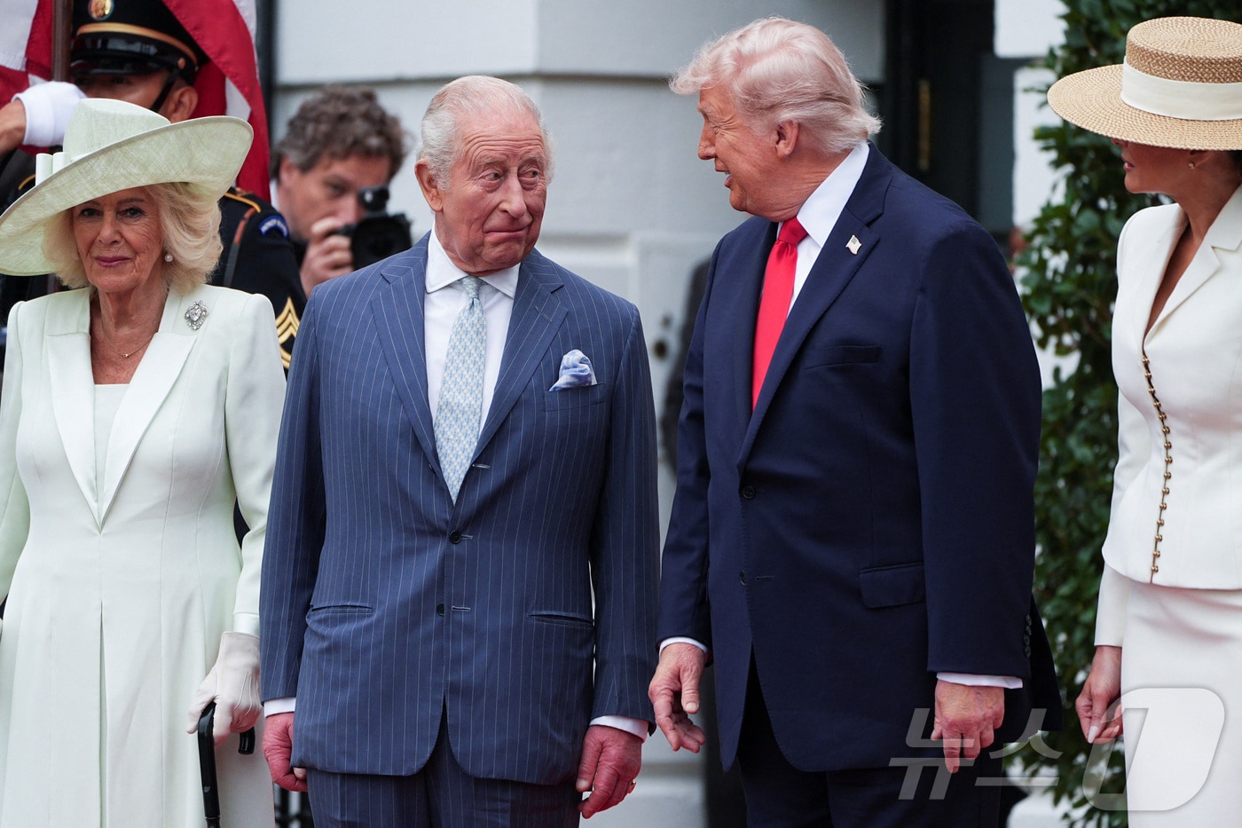 카밀라 영국 왕비와 찰스 3세 영국 국왕, 도널드 트럼프 미국 대통령, 멜라니아 트럼프 여사가 28일(현지시간) 워싱턴DC 백악관에서 환영식에 참석하고 있다. 2026.4.28 ⓒ 로이터=뉴스1