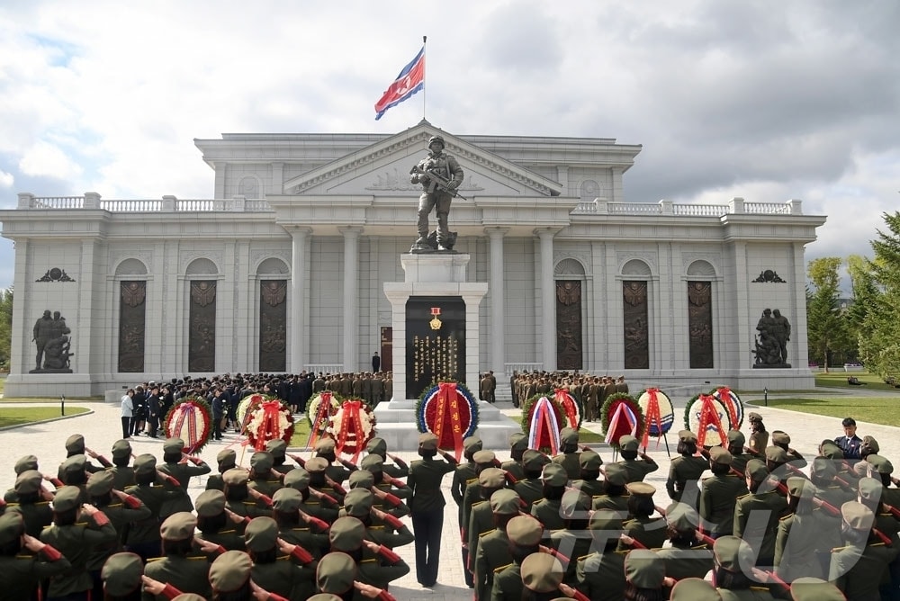 (평양 노동신문=뉴스1) = 북한 노동당 기관지 노동신문은 29일 해외군사작전 전투위훈기념관을 찾은 참관자들이 러시아 파병군으로 나섰던 참전 열사들을 기리며 헌화하고 있다고 밝혔다. [국내에서만 사용가능. 재배포 금지. DB 금지. For Use Only in the Republic of Korea. Redistribution Prohibited] rodongphoto@news1.kr