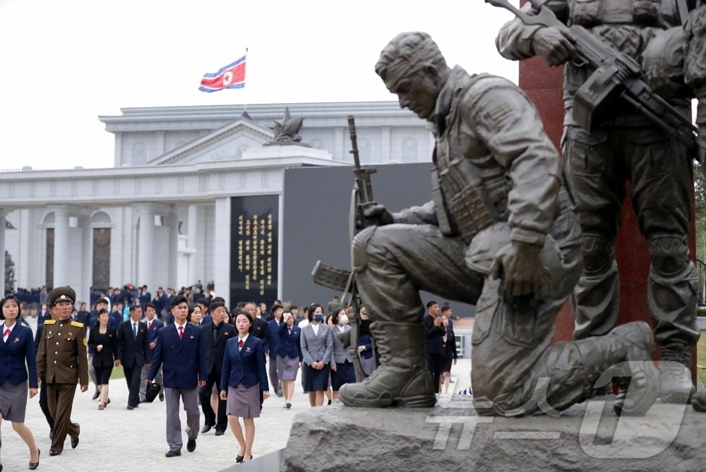 (평양 노동신문=뉴스1) = 북한 노동당 기관지 노동신문은 29일 해외군사작전 전투위훈기념관을 찾은 참관자들이 러시아 파병군으로 나섰던 참전 열사들을 기리며 헌화하고 있다고 밝혔다. [국내에서만 사용가능. 재배포 금지. DB 금지. For Use Only in the Republic of Korea. Redistribution Prohibited] rodongphoto@news1.kr