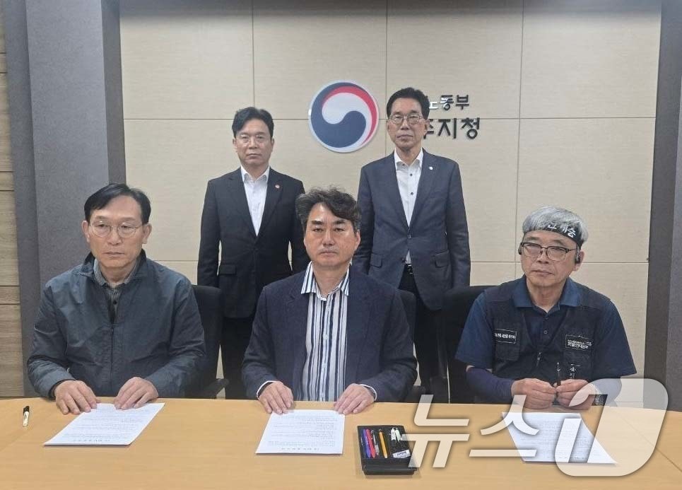 김영훈 고용노동부 장관, 김주영 더불어민주당 의원 등이 지난 29일 경남 진주시 고용노동부 진주지청에서 열린 CU BGF 로지스와 민주노총 화물연대 교섭에서 단체 잠정 합의를 하고 있다. (화물연대 제공. 재판매 및 DB금지) 2026.4.29 ⓒ 뉴스1