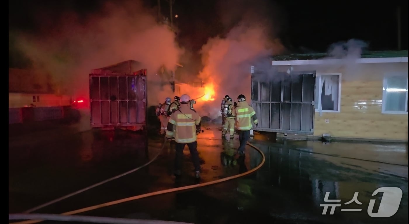 서천 종천면 식품 공장 화재 현장. (충남소방본부 제공, 재판매 및 DB금지) / 뉴스1 