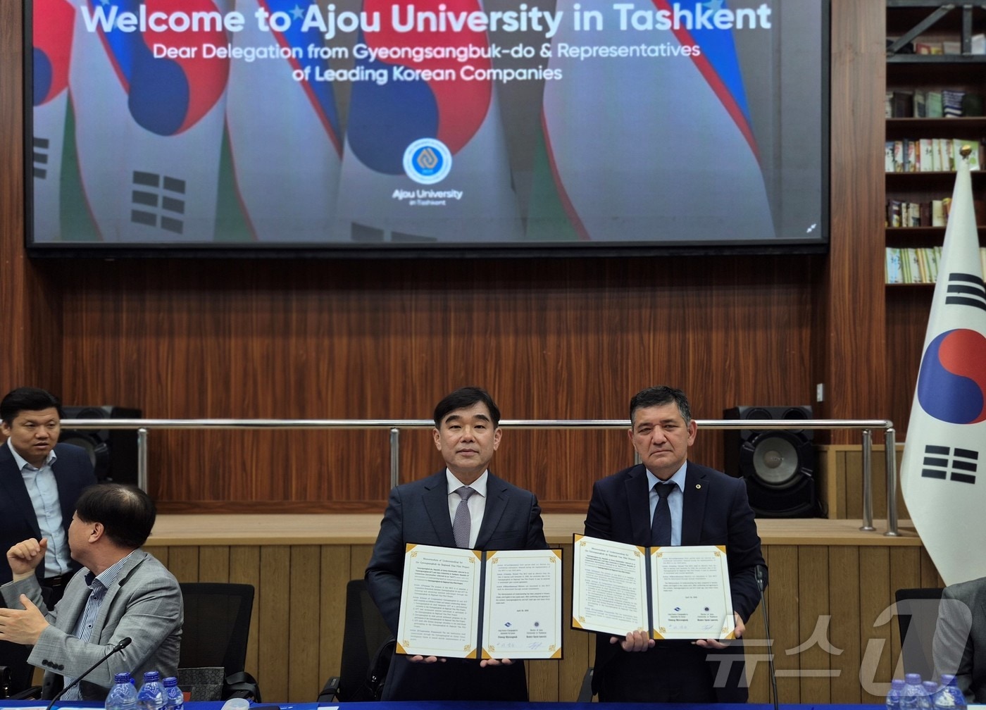 경북도가 29일 우즈베키스탄에서 현지 대학과 광역형 비자 협약을 체결했다.(경북도 제공, 재판매 및 DB 금지)/뉴스1