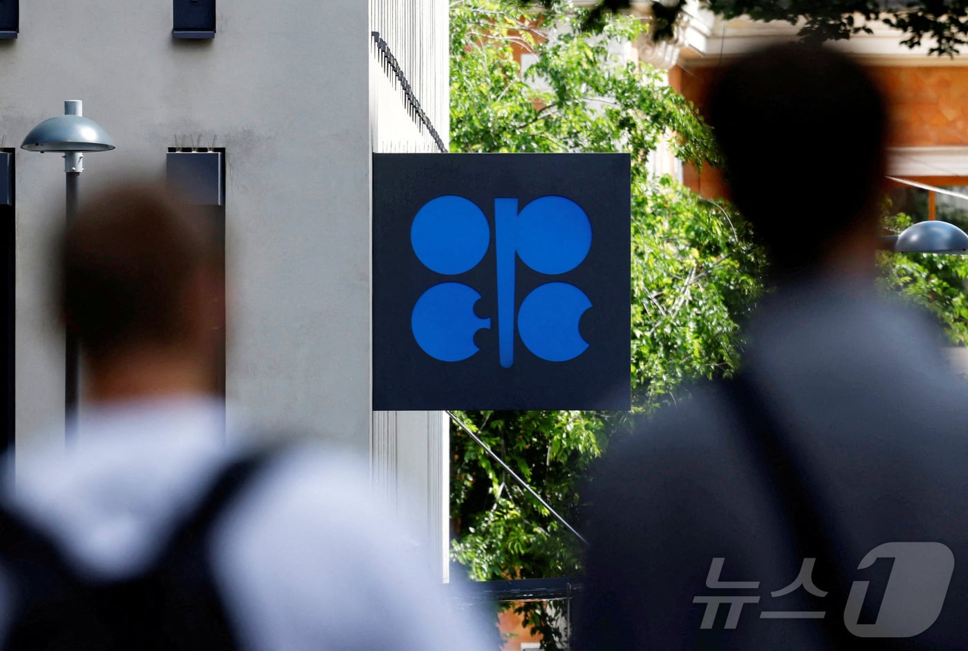 2024년 5월 28일, 오스트리아 빈에 있는 석유수출국기구(OPEC) 본부 건물 외부에 OPEC 로고가 보인다. ⓒ 로이터=뉴스1