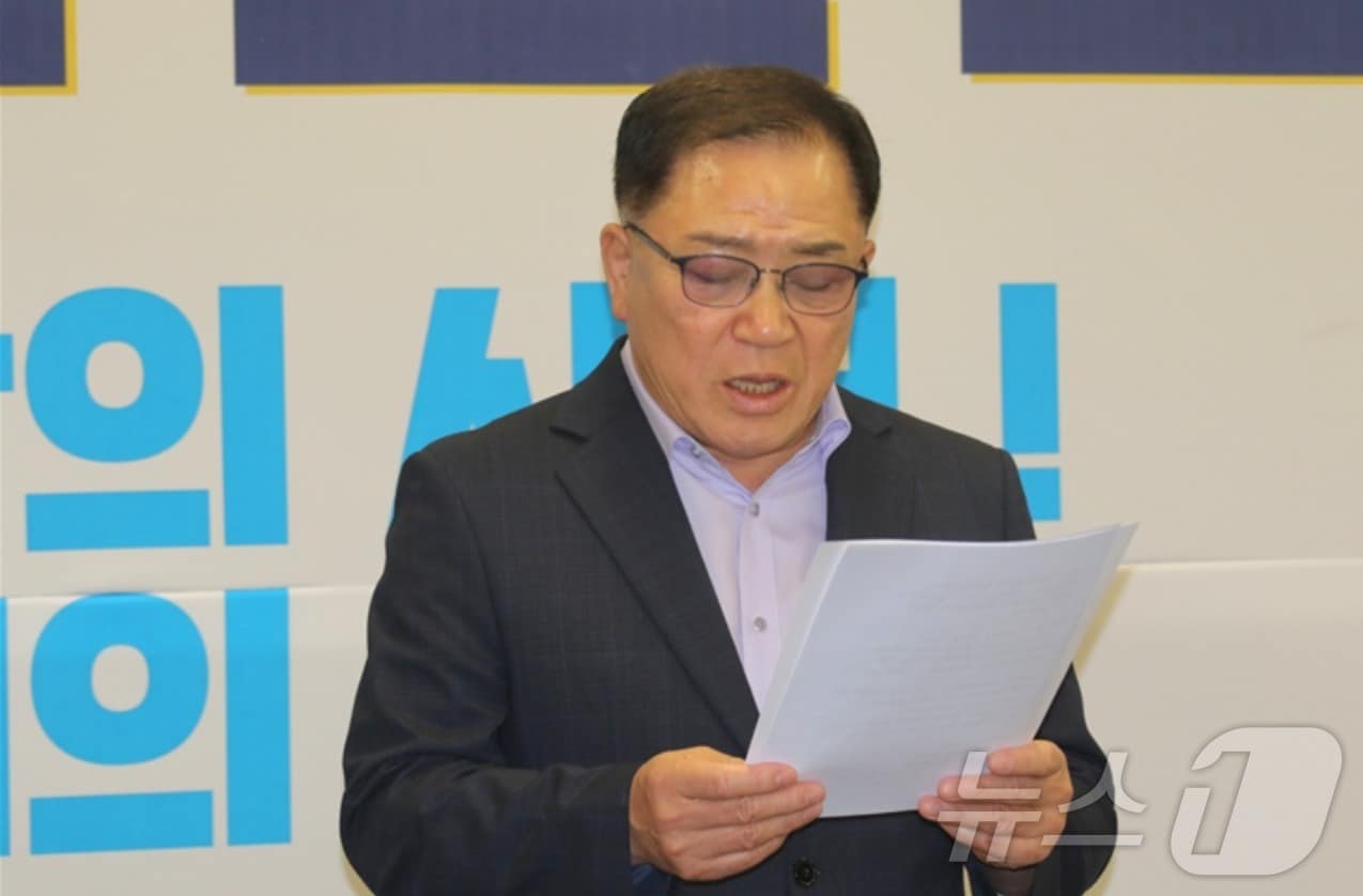 손훈모 민주당 순천시장 예비후보 캠프 정재현 총괄조직본부장이 29일 긴급기자회견을 열고 금품수수 의혹이 정치공작이라는 내용의 입장문을 발표하고 있다. (캠프 제공. 재판매 및 DB금지) ⓒ 뉴스1 김성준 기자