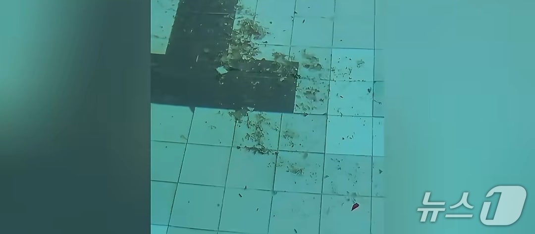 청두시 한 수영장 물이 훠궈 소스에 오염됐다. (웨이보 갈무리)