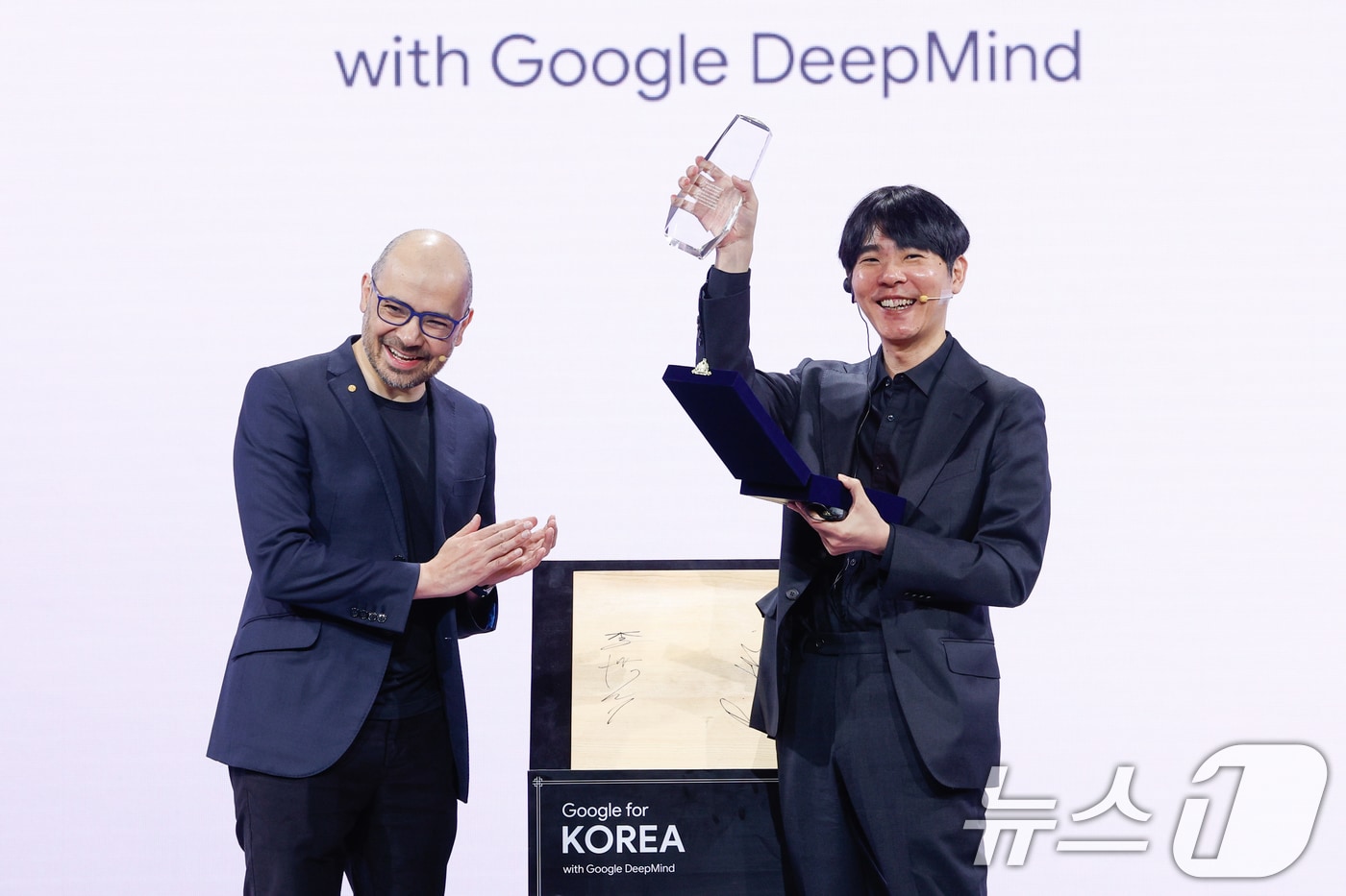 10년 만에 다시 만난 이세돌과 알파고 아버지…"AI로 황금기 열자"