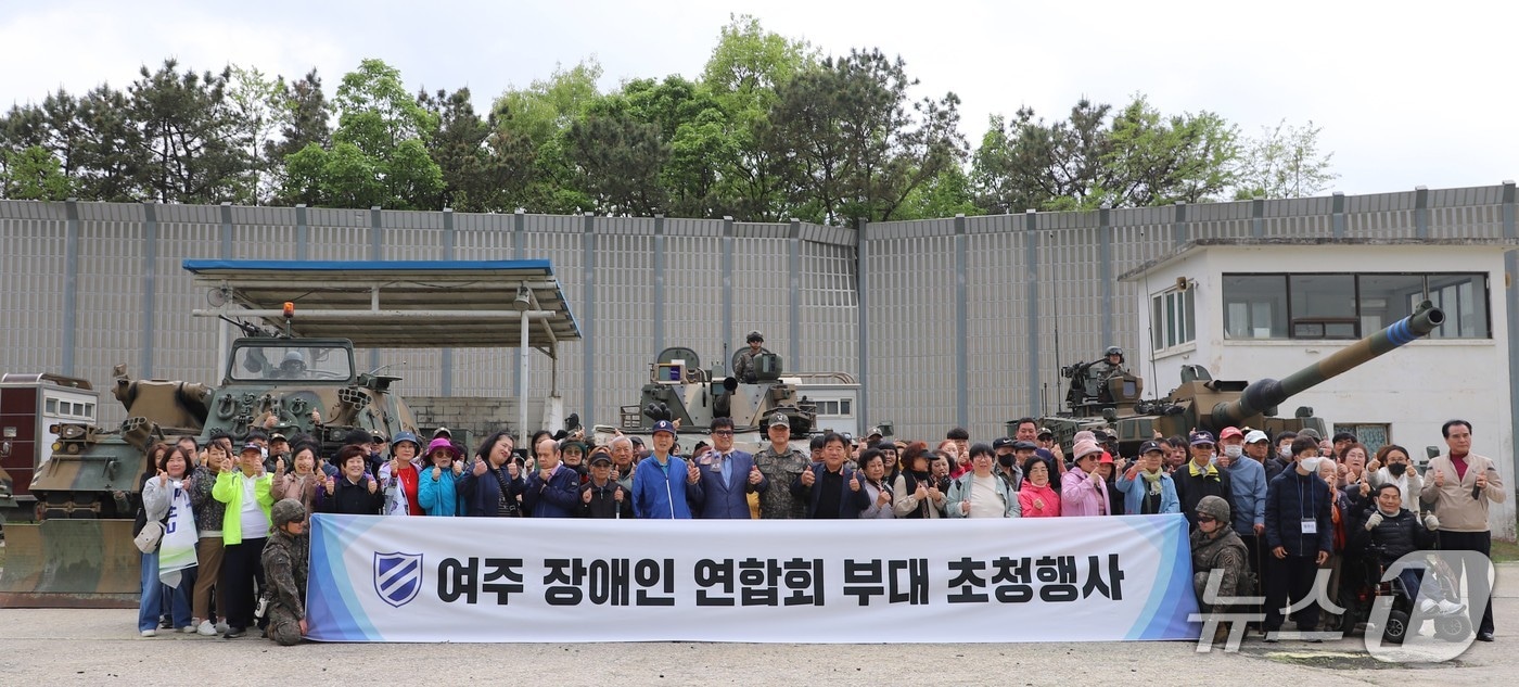  육군 11기동사잔 사자여단이 28일 경기 양평 종합훈련장에서 여주 장애인연합회 관계자를 대상으로 부대 초청행사를 진행하고 기념사진을 찍고 있다.(11사단 제공. 재판매 및 DB 금지)/뉴스1