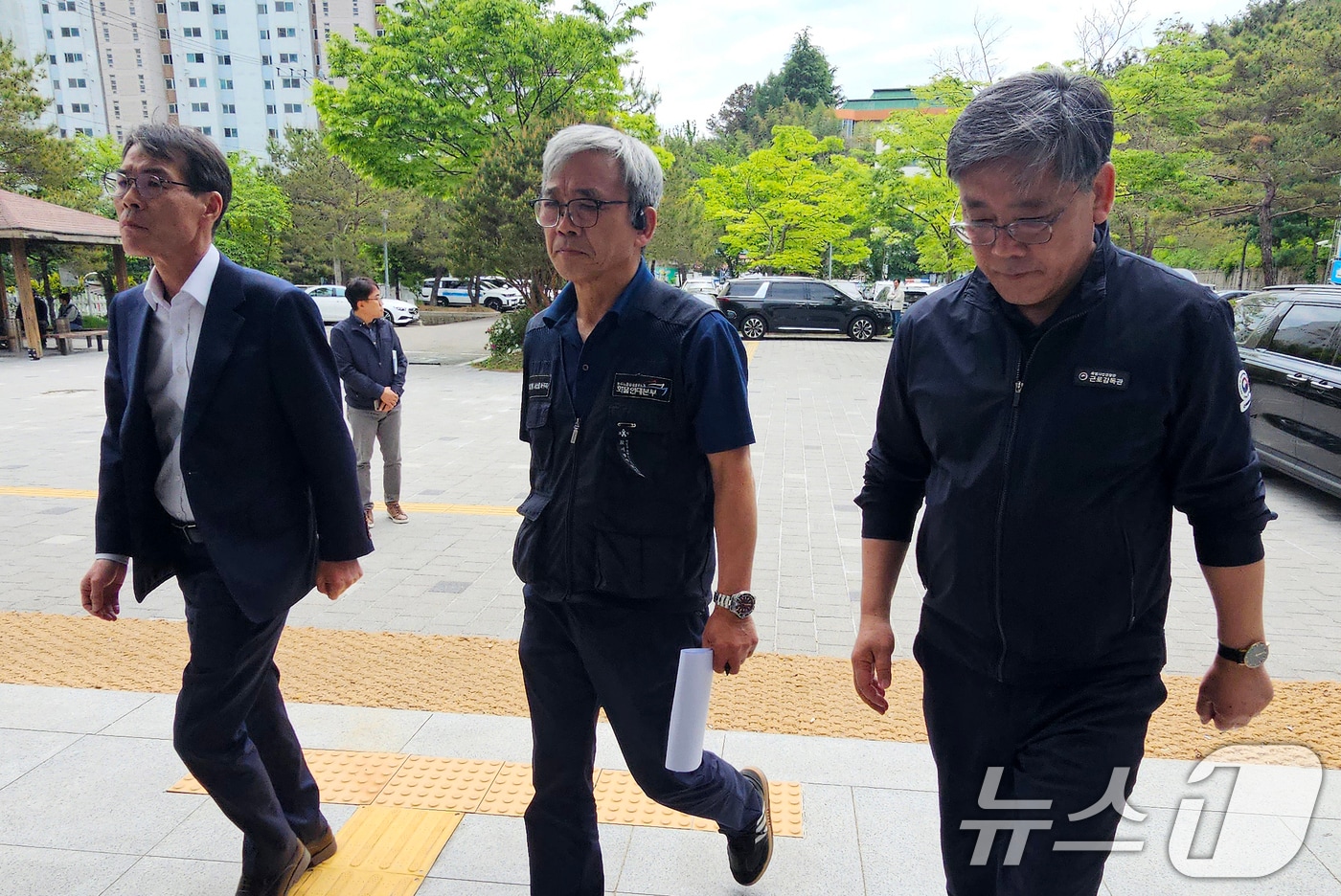 김종인 화물연대 정책교섭위원장이 29일 낮 12시께 고용노동부 진주지청을 합의서 조인식을 위해 들어서고 있다. 2026.4.29 ⓒ 뉴스1 한송학 기자