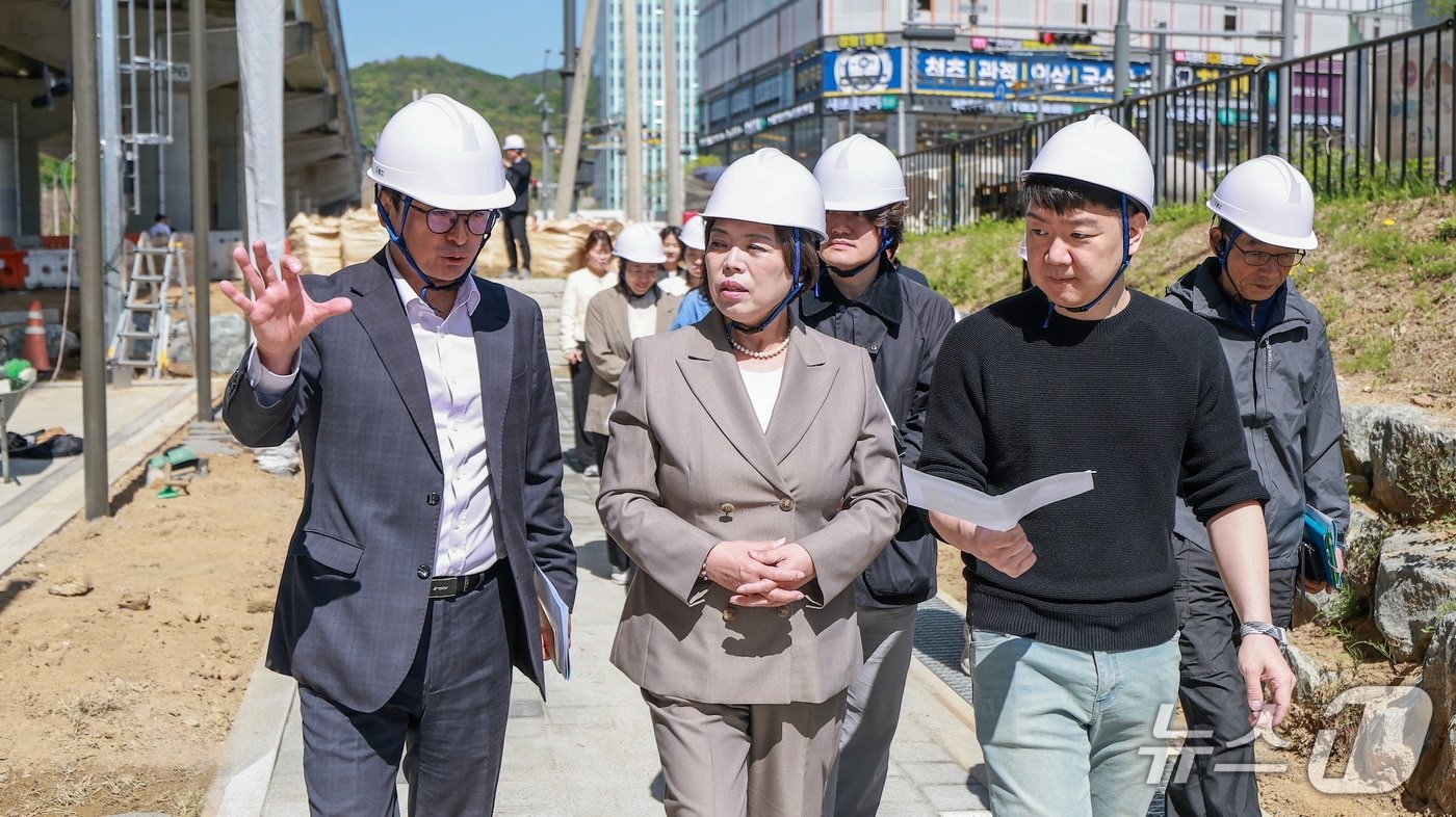 제2경인고속도로 하부 체육시설 공사 현장 점검.(과천시 제공)