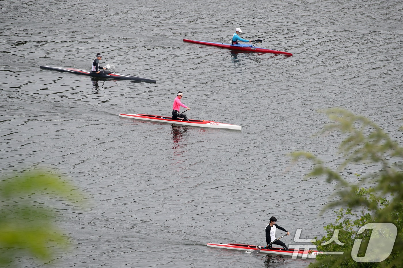 29일 대구 동구 금호강에서 카약 선수들이 힘차게 노를 저으며 앞으로 나아가고 있다. 2026.4.29 ⓒ 뉴스1 공정식 기자