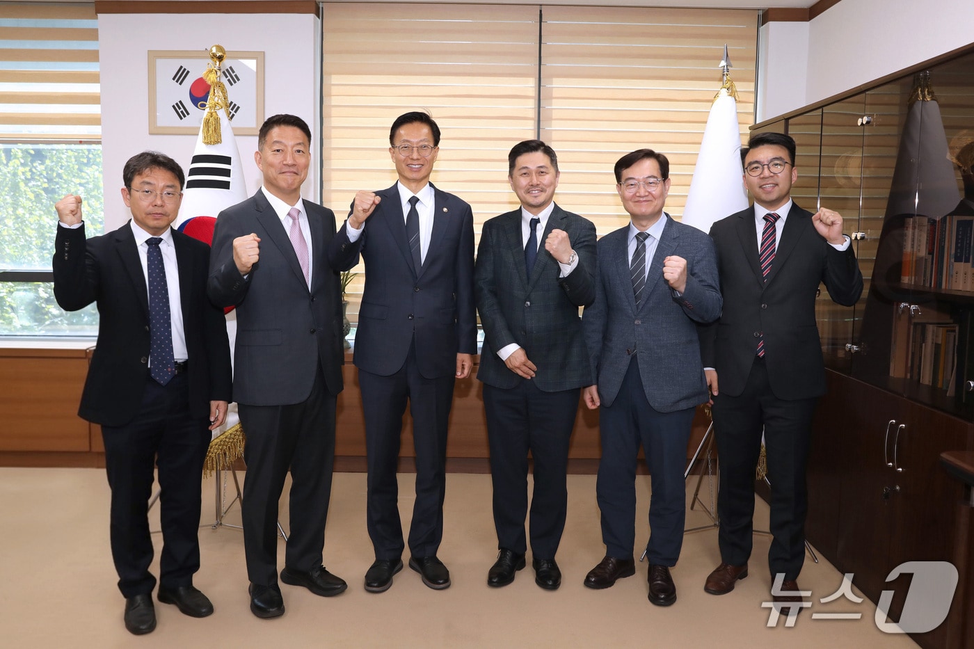 김용선 지식재산처장(왼쪽에서 3번째)이 김민태 한국지식재산협회 회장(왼쪽에서 4번째) 등 관계자들과 간담회를 마치고 기념촬영을 하고 있다.(지식재산처 제공.재판매 및 DB금지)/뉴스1