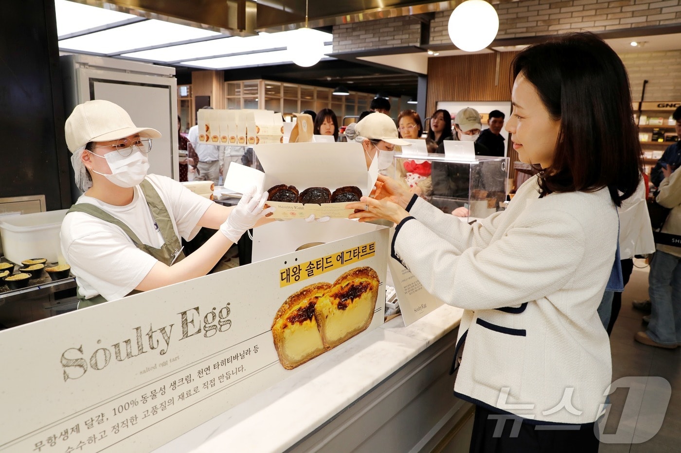 광주신세계 지하 1층 소울티에그 매장에서 에그타르트를 판매하고 있다. (광주신세계 제공. 재배포 및 DB 금지)