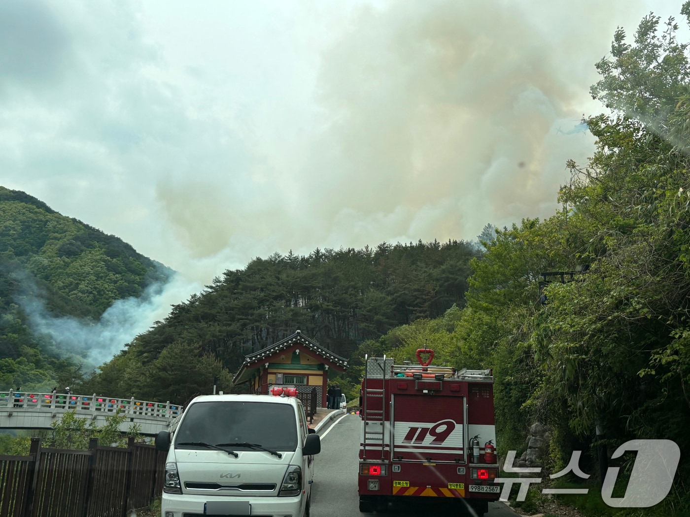 29일 오후 1시41분쯤 경북 영덕군 창수면 갈천리에 있는 장육사 창고에서 난 불이나 산으로 번져 연기가 치솟고 있다. 장육사는 지은지 천년이 넘는 사찰이다. 산림당국은 헬기 17대와 진화차량 53대를 투입, 진화에 나서 1시간20분 만에 큰 불길을 잡았다.(독자 제공, 재판매 및 DB금지) 2026.4.29 ⓒ 뉴스1 최창호 기자