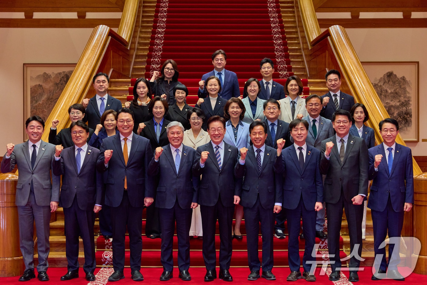 이재명 대통령이 지난 29일 청와대에서 열린 비교섭단체 및 무소속 국회의원 초청 오찬 간담회에서 참석 의원들과 기념촬영을 하고 있다. (청와대 제공. 재판매 및 DB 금지) 2026.4.29 ⓒ 뉴스1 이재명 기자