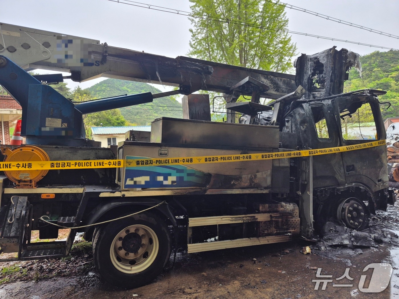 29일 오후 1시 38분께 전북 부안군 상서면의 한 도로에서 주차돼 있던 작업 차량에 불이 났다.(전북소방본부 제공. 재판매 및 DB금지)