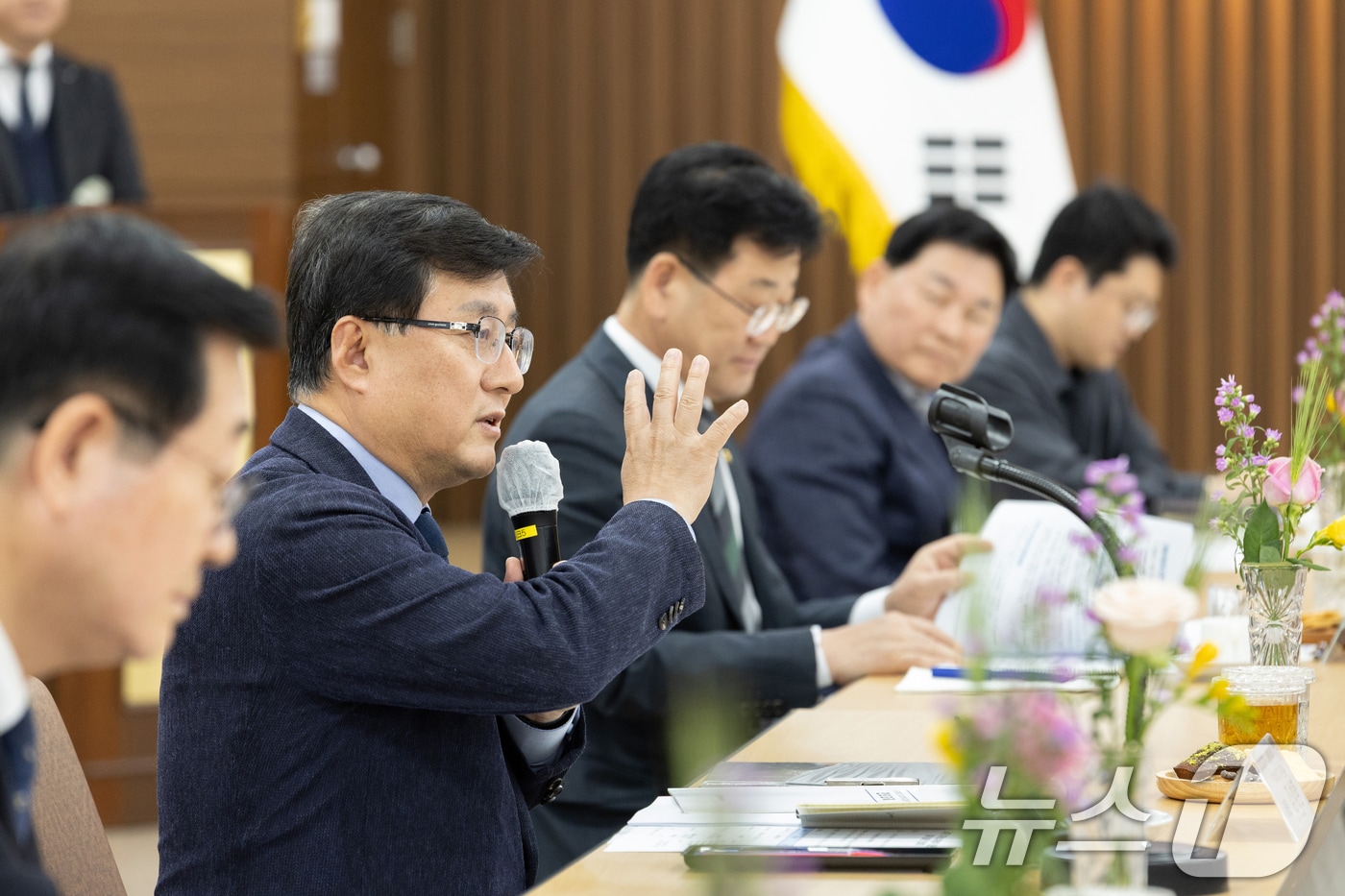 김성환 기후에너지환경부 장관이 29일 경남 김해시 김해상공회의소에서 김해지역 상공인들과 간담회를 갖고 기후부의 산업 탈탄소 정책에 대한 산업계 의견을 나누고 있다. (기후에너지환경부 제공. 재판매 및 DB 금지) 2026.4.29 ⓒ 뉴스1