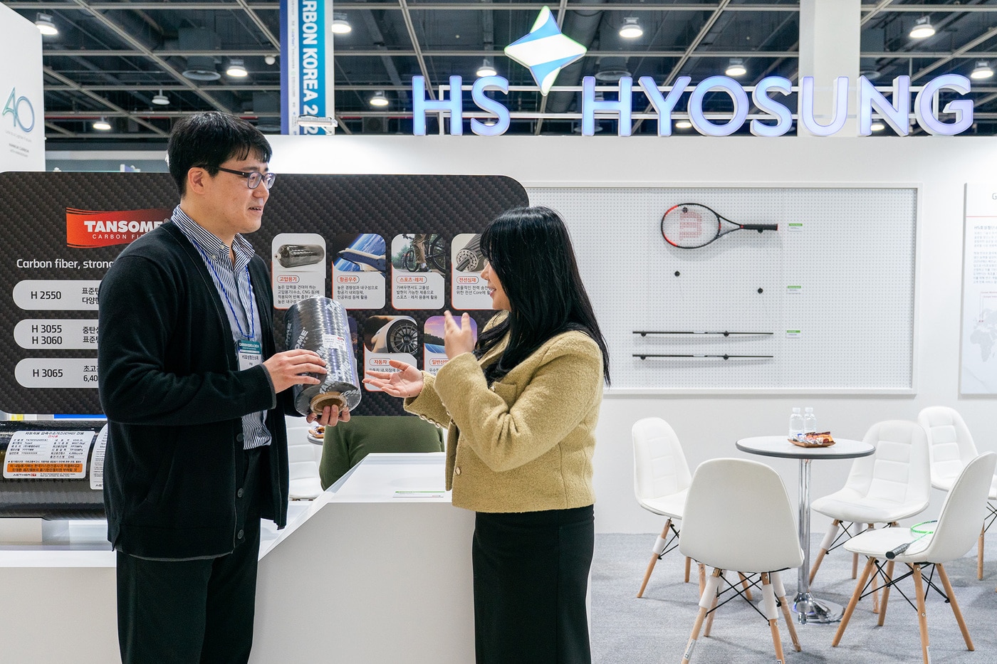HS효성 관계자가 전시회에 설치한 홍보부스에서 대화를 나누고 있다.(HS효성 제공)/뉴스1