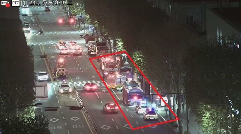 29일 오후 8시 14분쯤 서울 서초구 방배역 인근에서 시내버스가 신호등과 가로등을 들이받는 사고가 발생했다. (서울시 미래첨단교통과(TOPIS) 제공. 재판매 및 DB금지)