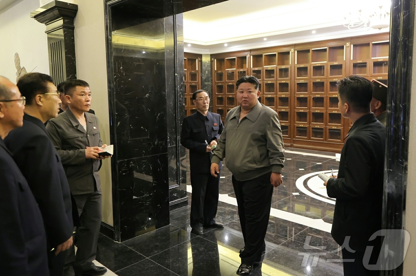 (평양 노동신문=뉴스1) = 노동당 기관지 노동신문은 3일 1면에서 "경애하는 김정은 동지께서 해외군사작전 전투위훈기념관 건설장을 현지지도하시었다"라고 보도했다. 김 총비서는 기념관을 우리 무력의 영예로운 전투위훈을 집대성하는 교양거점으로 꾸릴 것을 강조하며 전시 구성과 건설 진척 상황을 직접 점검했다. [국내에서만 사용가능. 재배포 금지. DB 금지. For Use Only in the Republic of Korea. Redistribution Prohibited] rodongphoto@news1.kr