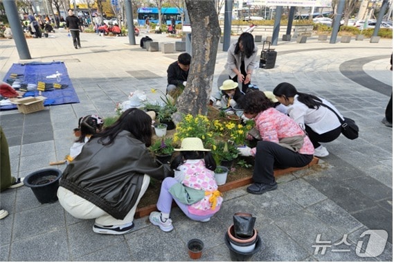 작년 3월 연제구 소담정원 조성 모습.(부산시 제공. 재판매 및 DB금지)