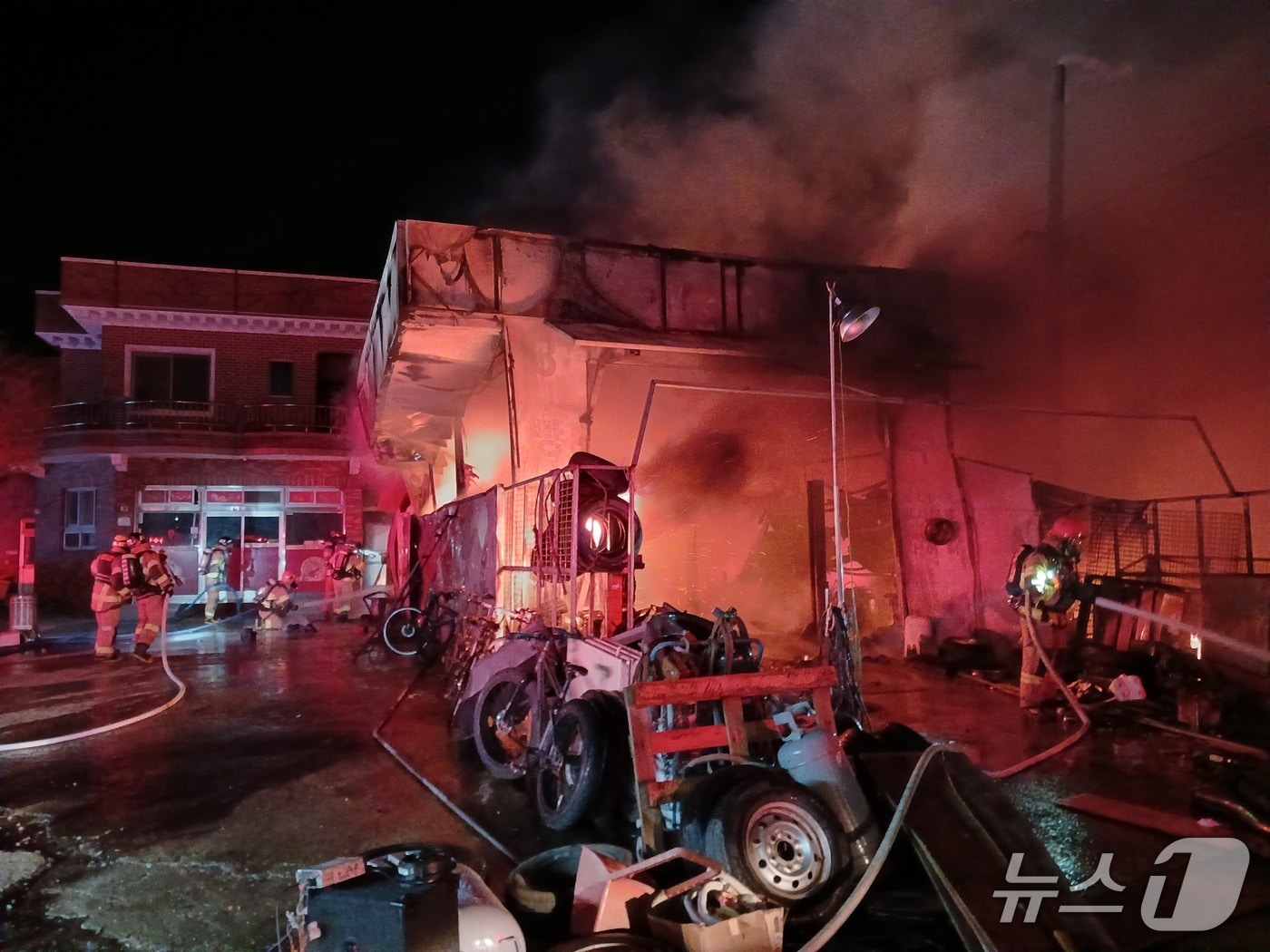 3일 오전 2시 6분쯤 경북 포항시 북구 신광면 한 카센터에서 불이 나 진화 대원들이 불을 끄고 있다.(경북소방본부 제공. 재판매 및 DB 금지)2026.4.3/뉴스1