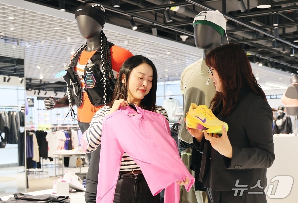 롯데백화점 대구점 7층 나이키 매장을 찾은 고객들이 다양한 러닝 제품들을 살펴보고 있다.(롯데백화점 제공, 재판매 및 DB 금지)