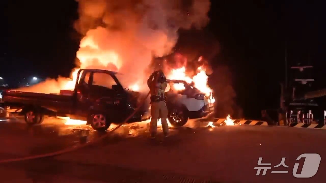 전남 완도서 3일 주행중이던 차량에 화재가 발생해 당국이 진화 작업을 벌이고 있다. (전남소방본부 제공. 재판매 및 DB금지)
