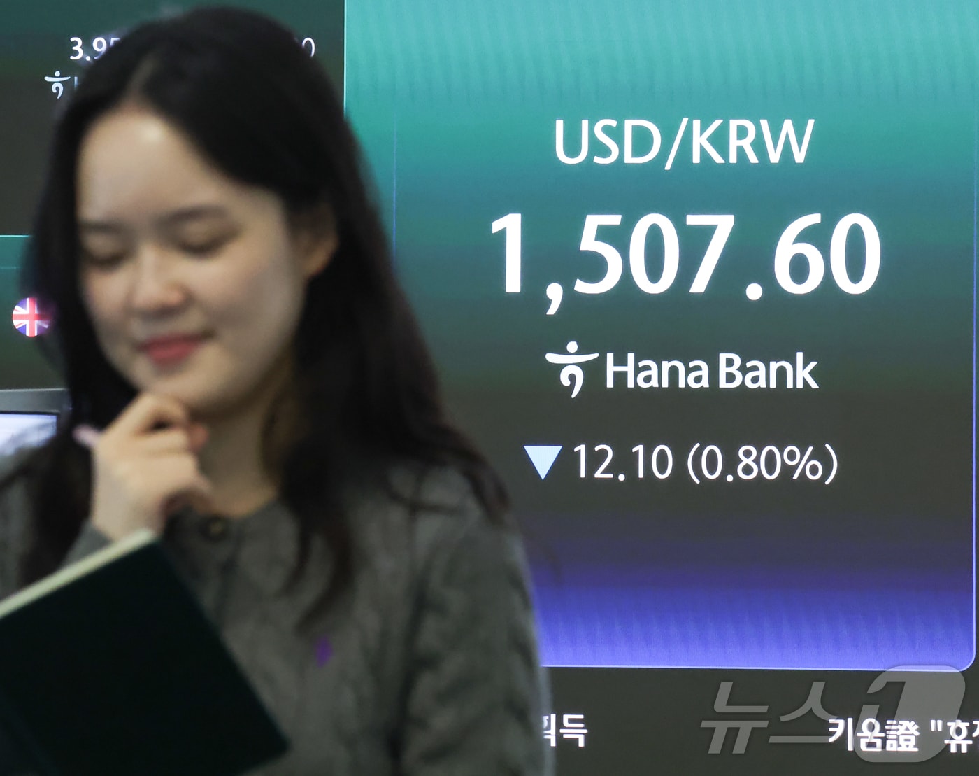 3일 오전 서울 중구 하나은행 딜링룸 전광판에 코스피와 코스닥 등 시황이 표시되고 있다. 이날 코스피는 전 거래일보다 141.45포인트(2.70%) 상승해 5375.5로 출발했다. 2026.4.3 ⓒ 뉴스1 이종수 인턴기자