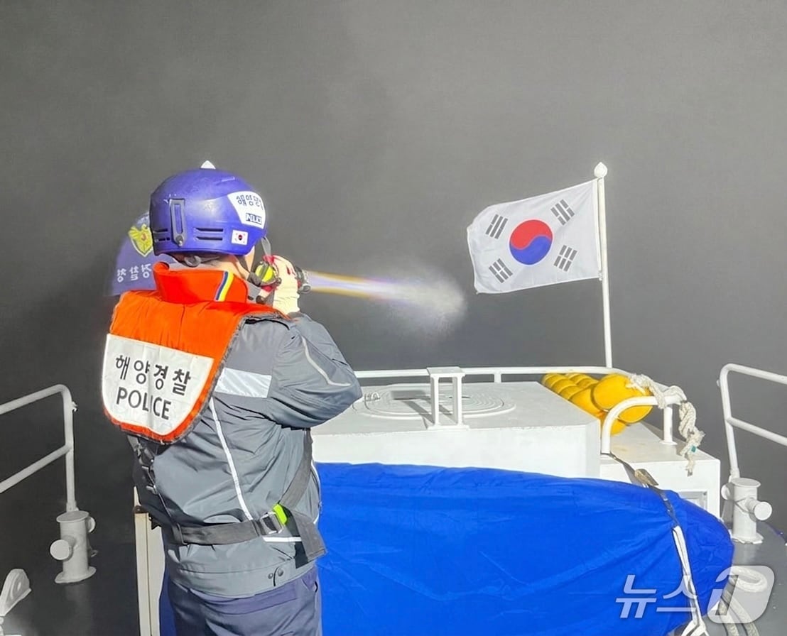 짙은 안개 속 안전 관리하는 해경. (목포해경 제공. 재판매 및 DB 금지)