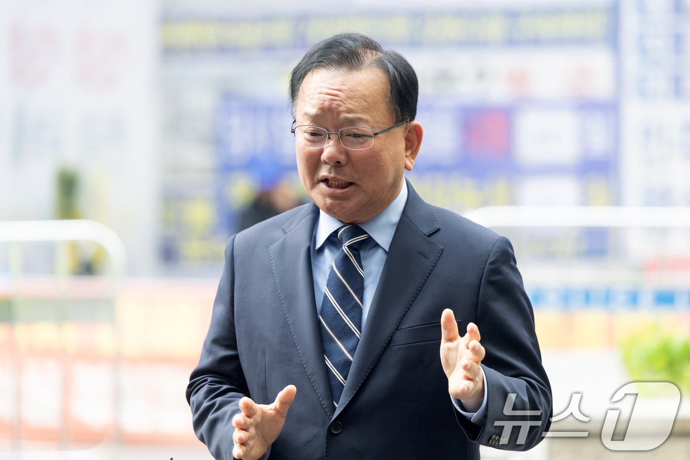 대구시장 출마를 선언한 김부겸 전 국무총리가 3일 오전 서울 여의도 더불어민주당 중앙당사에서 후보자 면접을 보기 전 취재진의 질문에 답하고 있다. 이날 민주당 중앙당 공천관리위원회는 김 전 총리를 만장일치로 대구시장 후보로 선정했다. 2026.4.3 ⓒ 뉴스1 이승배 기자