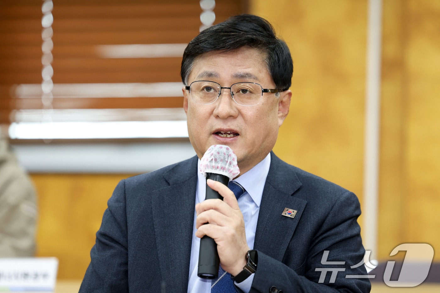 김성환 기후에너지환경부 장관이 관계자들과 현장 간담회를 하고 있다. ⓒ 뉴스1 임지훈 인턴기자