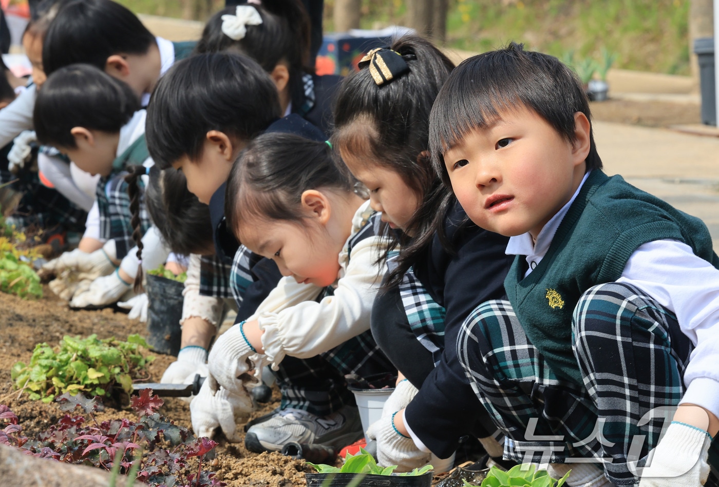 3일 오전 서울 강남구 개포동 양재천 개포근린공원에서 열린 식목일 맞이 '참여의 정원 숲' 조성 행사에서 어린이들이 화초를 심고 있다. 2026.4.3 ⓒ 뉴스1 임세영 기자