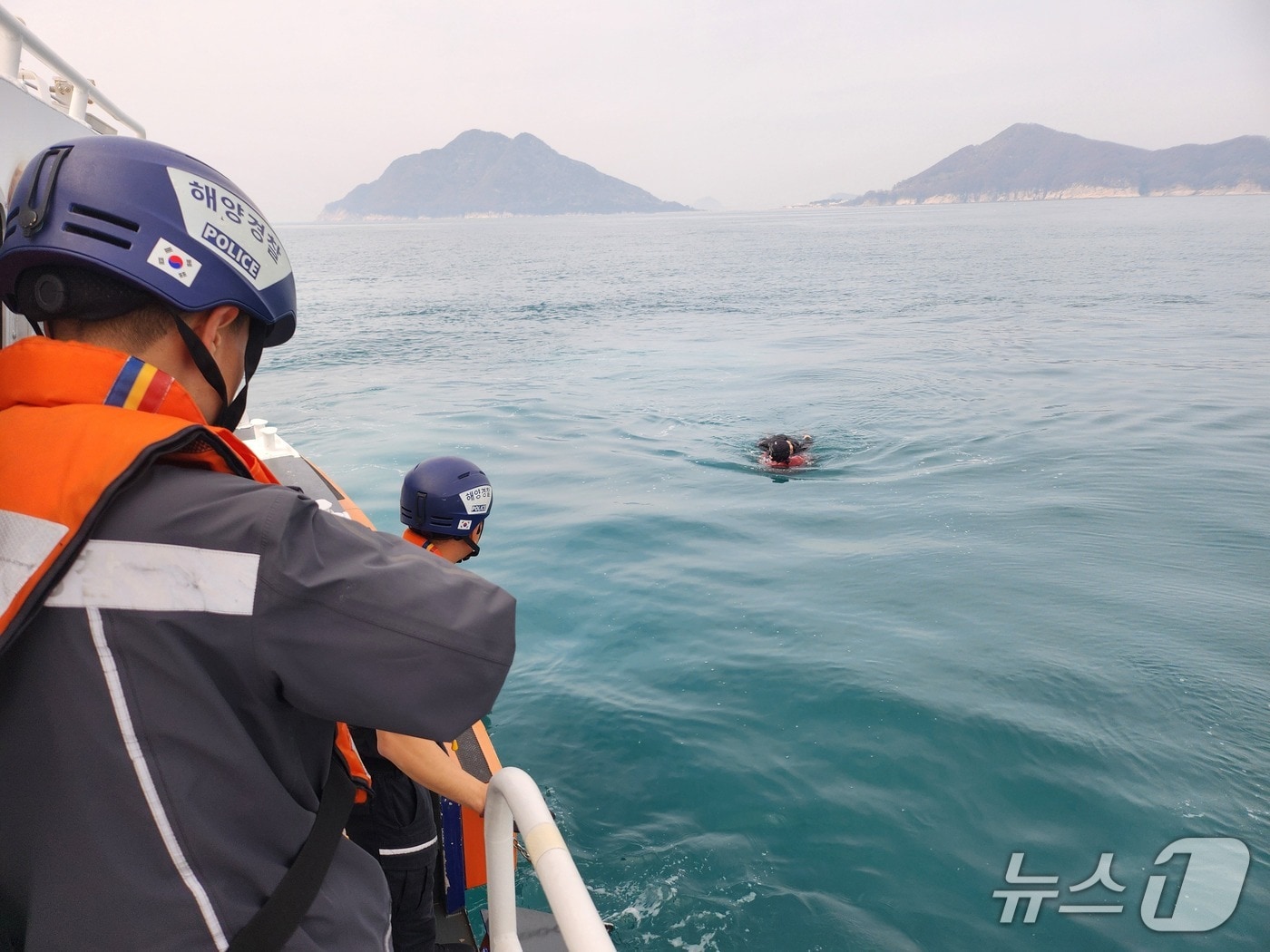 실종자를 수색하고 있는 해경.(통영해경 제공. 재판매 및 DB)