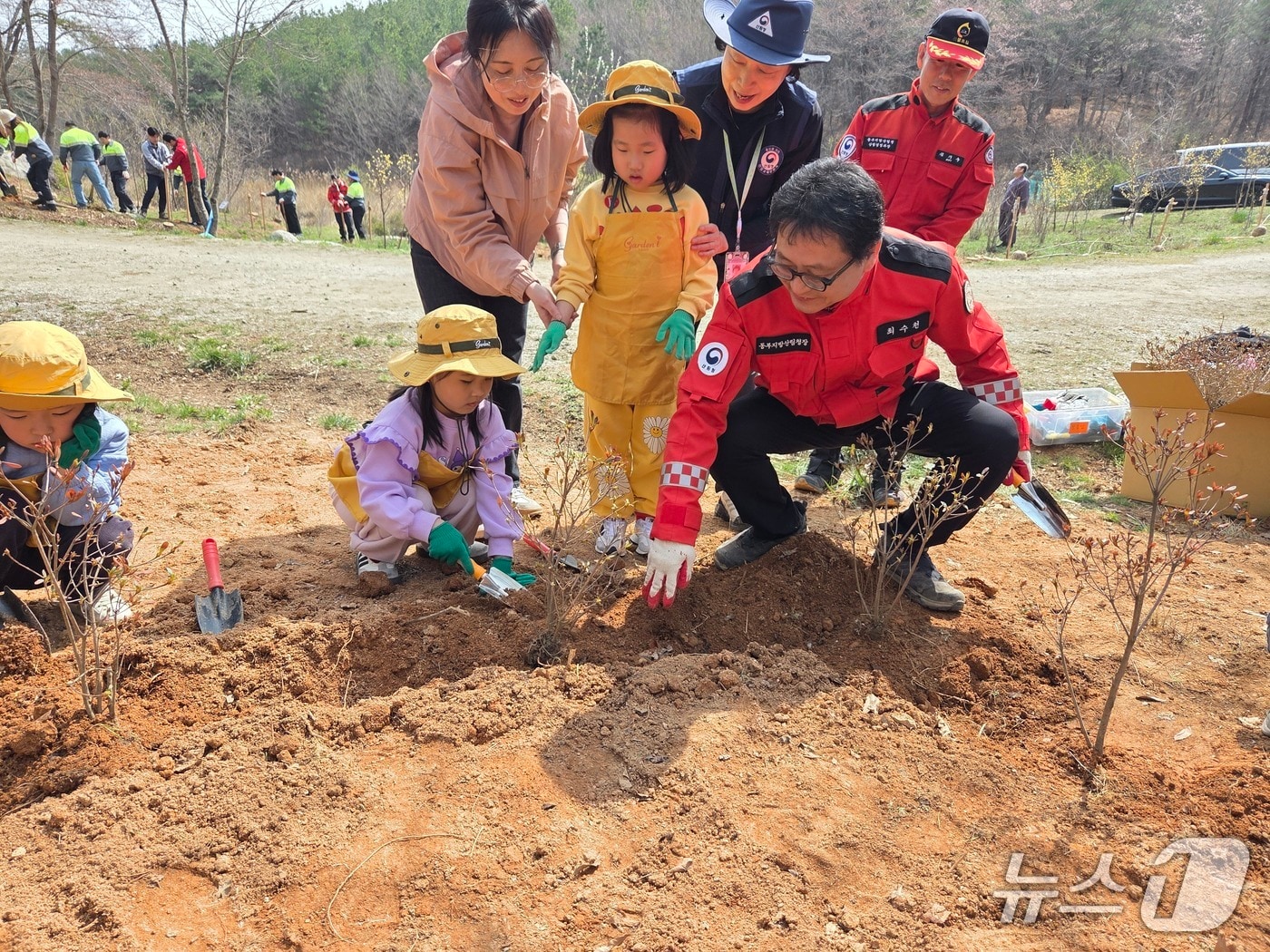 최수천 동부지방산림청장(오른쪽 첫번째)이 3일 나무심기 행사에서 아이들과 나무를 심고있다.(동부산림청 제공, 재판매 및 DB 금지) 2026.4.3/뉴스1