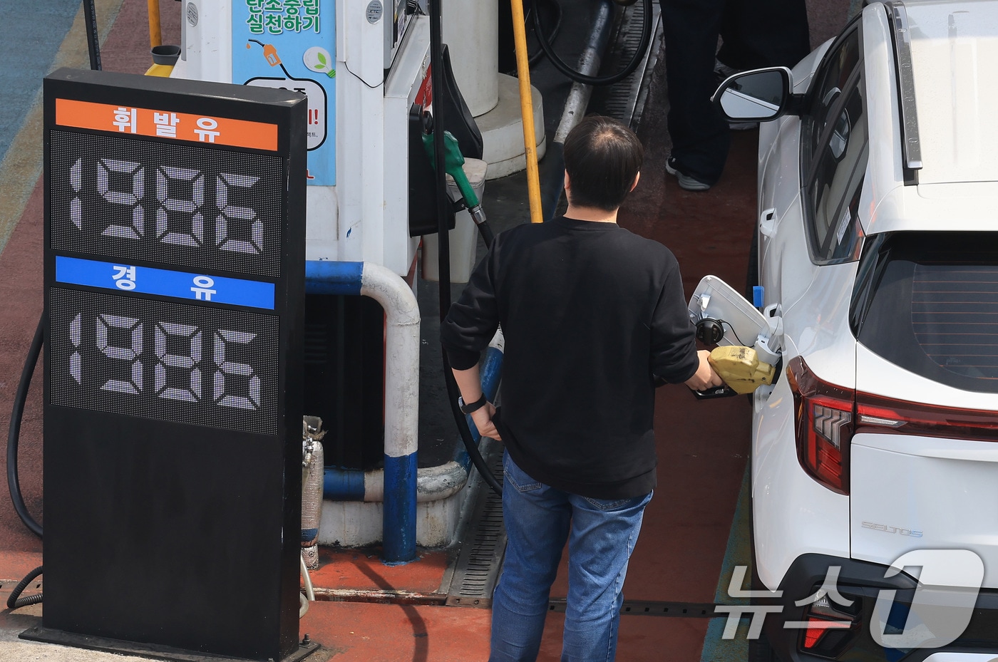 110달러도 뚫은 유가...주유비 부담에 카드사도 혜택 늘린다 - 뉴스 썸네일 이미지