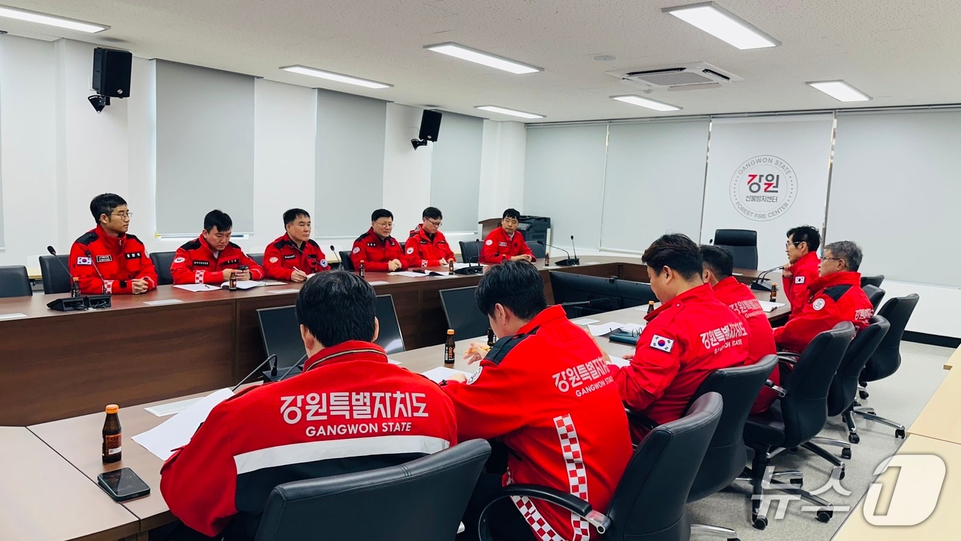 3일 동부지방산림청-강원도 산불방지센터 업무협의.(동부산림청 제공, 재판매 및 DB 금지) 2026.4.3/뉴스1