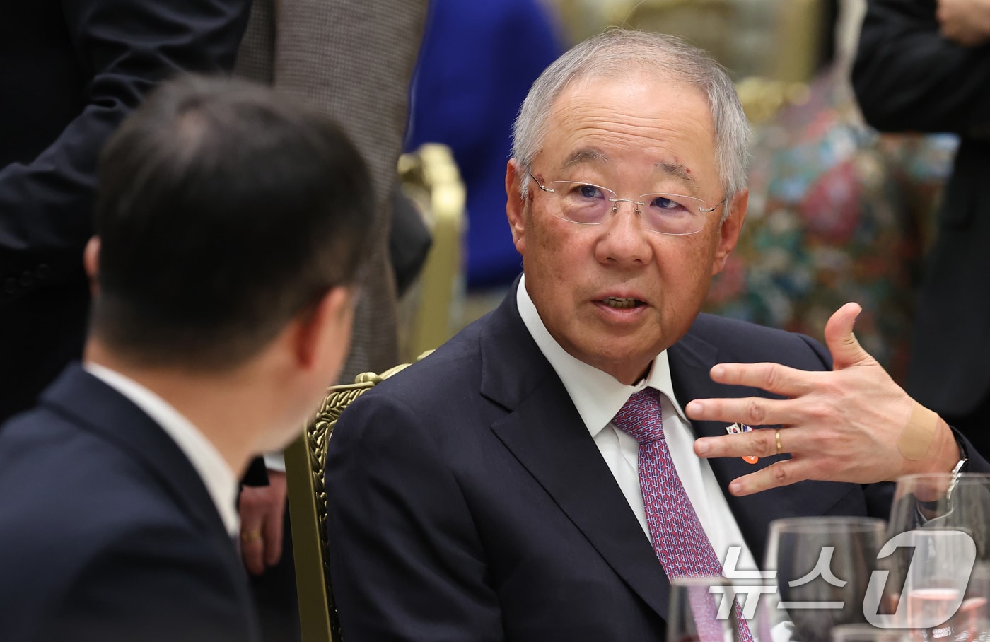 류진 한국경제인협회장 겸 풍산 회장과 한병도 더불어민주당 원내대표가 3일 청와대 영빈관에서 열린 에마뉘엘 마크롱 프랑스 대통령 국빈 방한 환영 오찬에서 대화를 나누고 있다. 2026.4.3 ⓒ 뉴스1 허경 기자