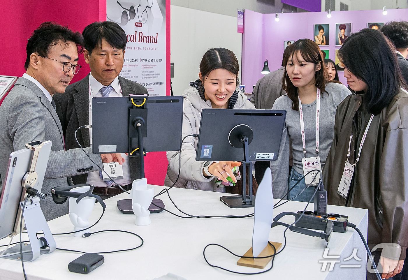 대구 엑스코에서 열린 '대구국제안경전(DIOPS)' 한달빛글로컬보건연합대학 부스에서 관람객들이 대구보건대가 마련한 스마트 아이웨어 체험을 하고 있다. (대구보건대 제공. 재판매 및 DB금지)