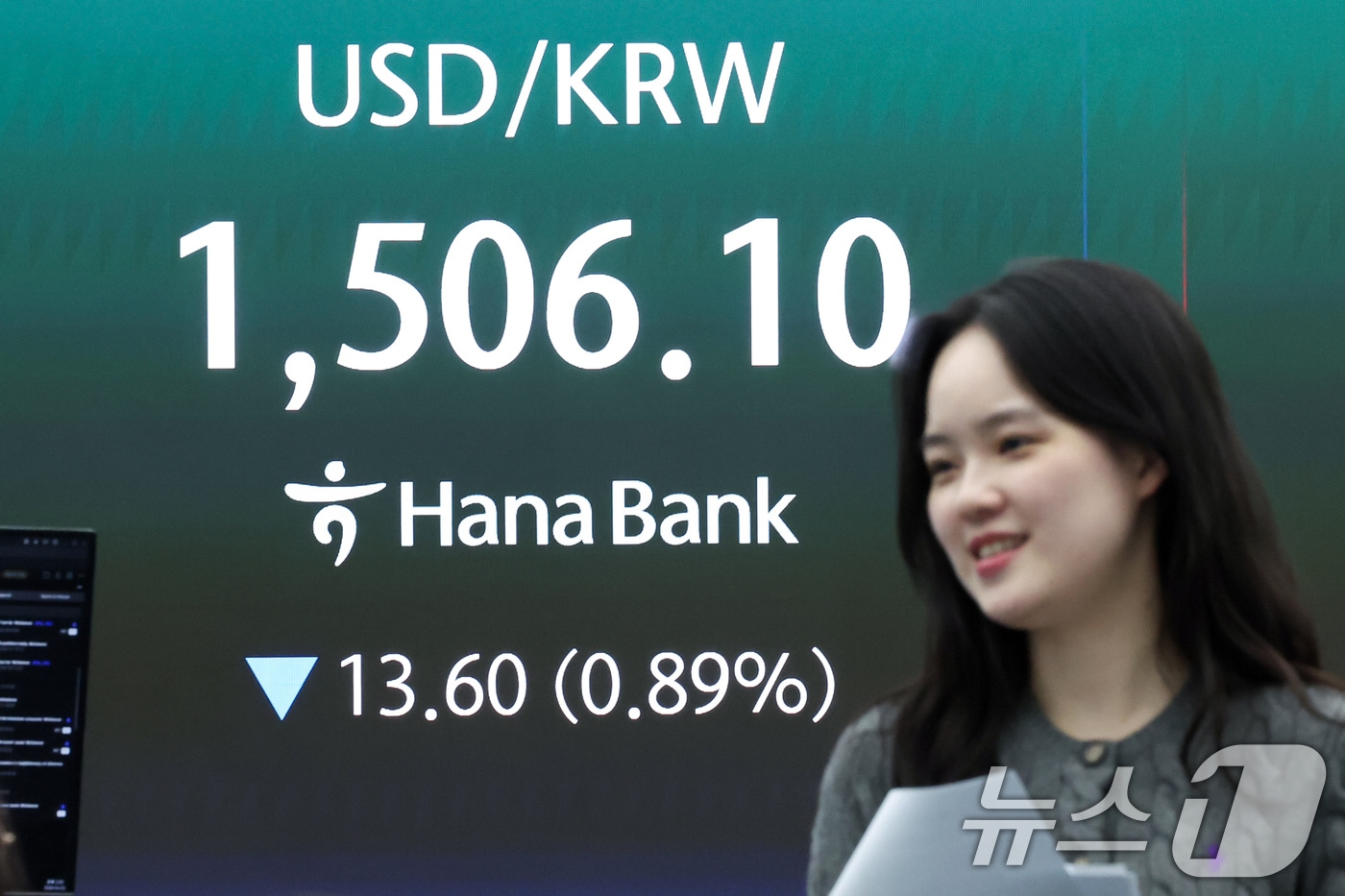 3일 서울 중구 하나은행 딜링룸에 종가가 표시되고 있다. 이날 코스피는 전 거래일대비 143.25포인트(2.74%) 오른 5377.30, 코스닥 지수는 전 거래일대비 7.41포인트(0.70%) 상승한 1063.75에 거래를 마쳤다. 2026.4.3 ⓒ 뉴스1 임지훈 인턴기자
