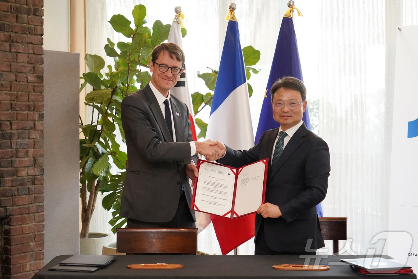 박은식 산림청장(오른쪽)이 지난 1일 필립 베르투 주한 프랑스 대사와 한-프 산불 협력 의향서 체결하고 기념사진을 촬영하고 있다.(산림청 제공. 재판매 및 DB금지) 2026.4.3 