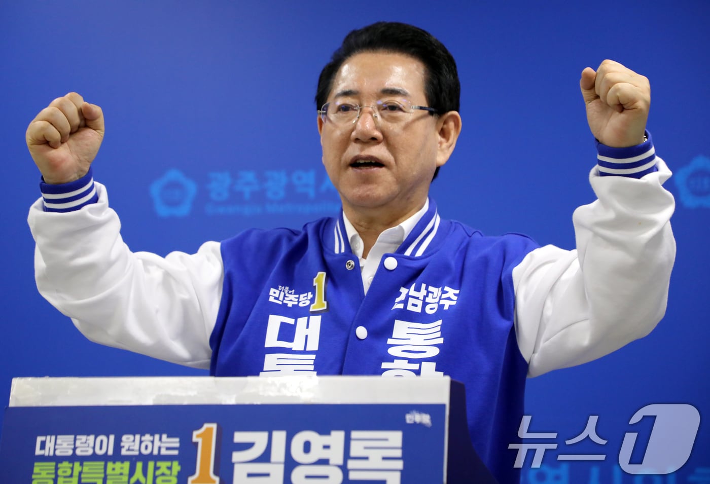 김영록 전남광주통합특별시장 후보가 3일 광주시의회 브리핑룸에서 '광주 군 공항 이전 부지 로드맵 발표' 기자회견을 개최하고 있다. 2026.4.3 ⓒ 뉴스1 이수민 기자