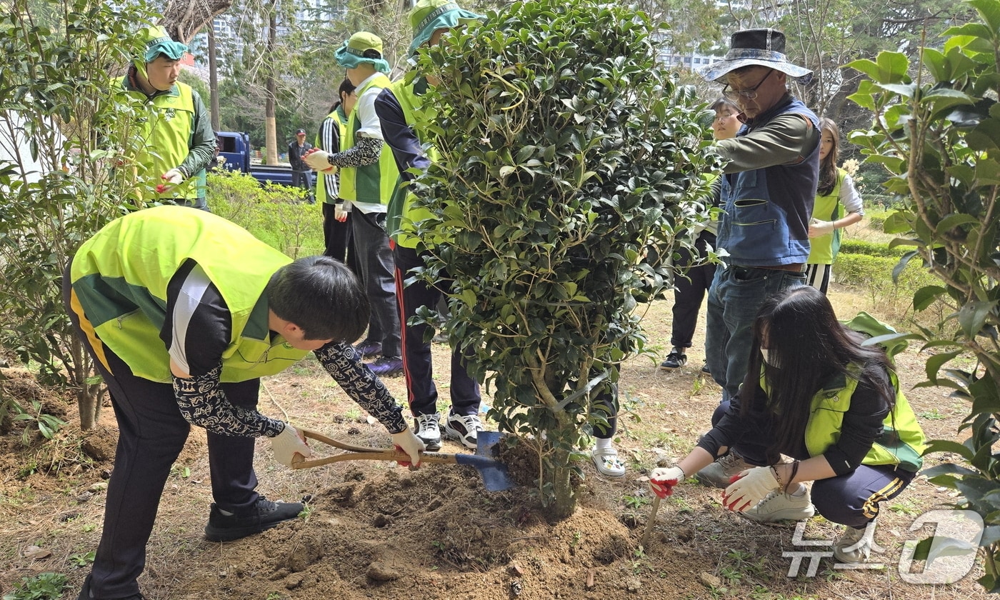 부산시설공단은 3일 오전 부산 동래구 온천동 금강공원 정문 웰컴가든과 잔디광장 일원에서 식목일 기념 유관기관 합동 식재 행사를 열었다. (부산시설공단 제공. 재판매 및 DB금지)