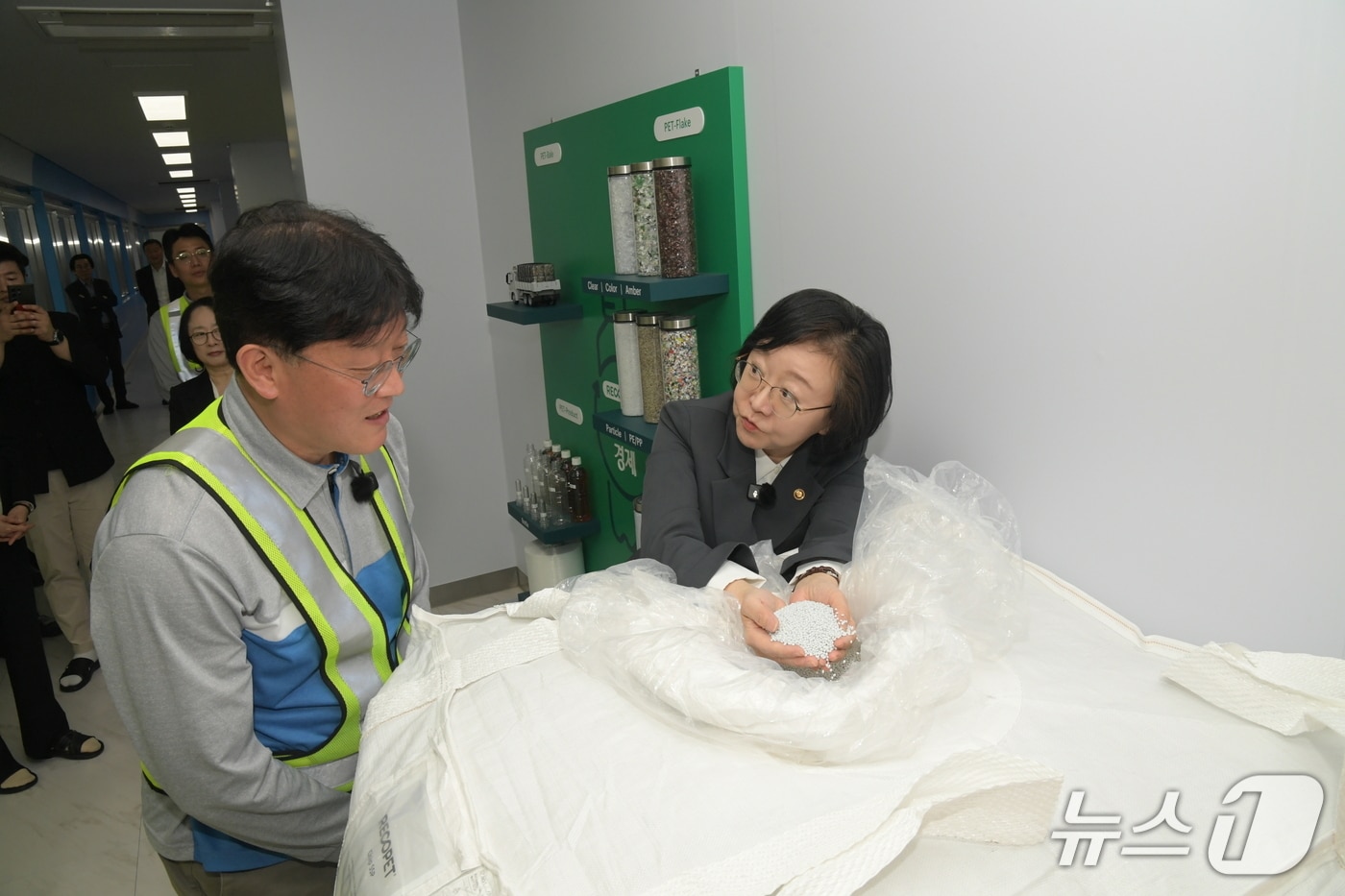 최근 중동 정세로 페트 원료 수급이 어려운 가운데, 식품의약품안전처는 3일 오유경 처장이 국내 재생원료 제조업체 '주식회사 삼양에코테크'를 방문해 제조 현장을 살펴본 뒤 재생원료 제조업체들과 현장 간담회를 가졌다고 밝혔다.(식품의약품안전처 제공)