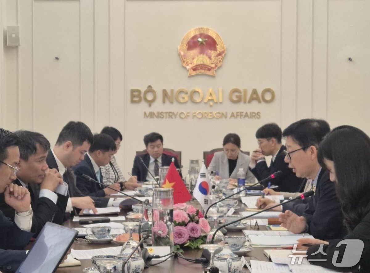 박윤주 외교부 1차관이 3일 베트남 하노이에서 응우옌 밍 부 베트남 외교부 수석차관을 접견하는 모습 (외교부 제공)