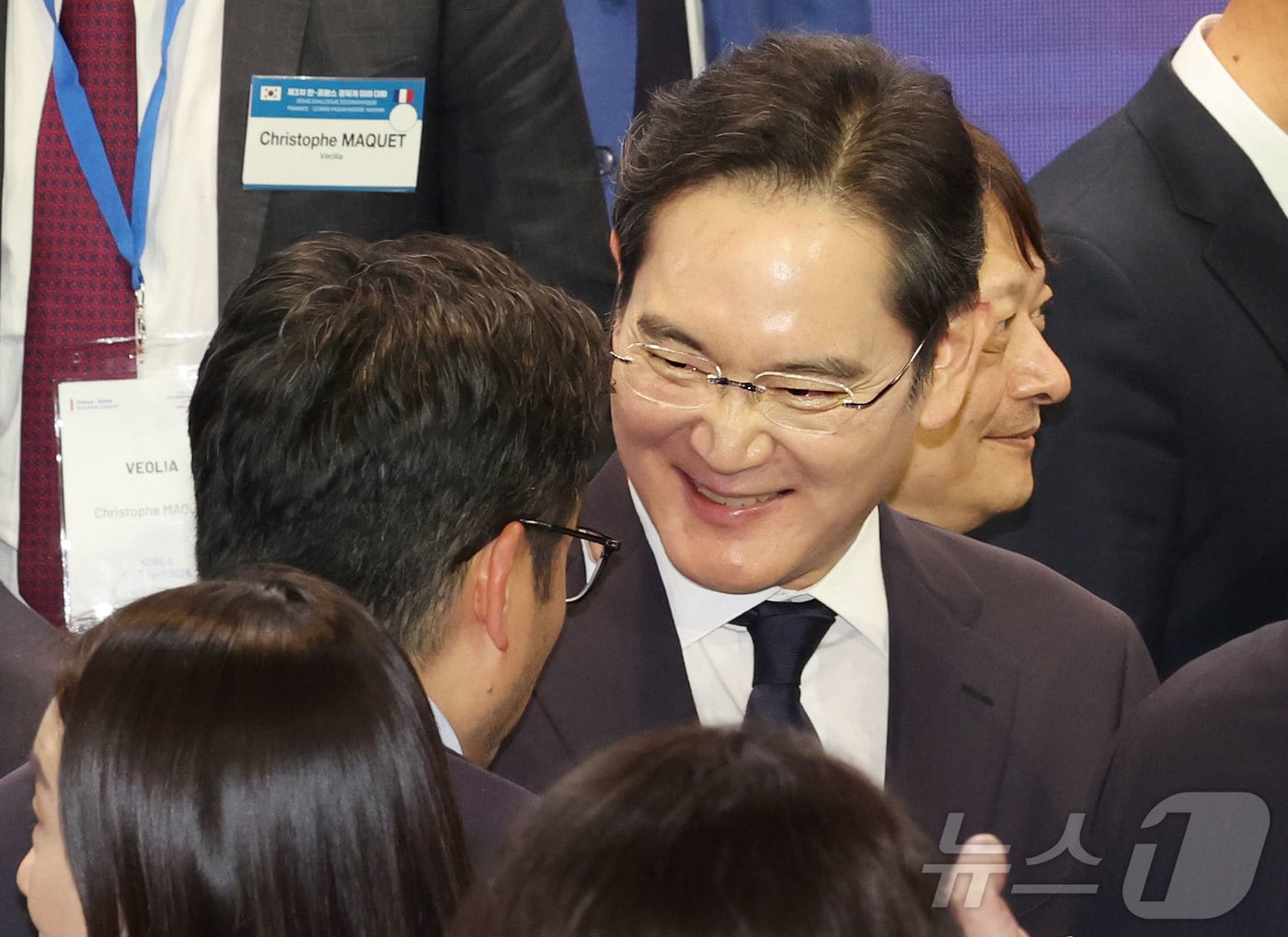 이재용 삼성전자 회장이 지난 3일 서울 여의도 FKI 컨퍼런스센터에서 열린 한-프랑스 경제계 미래대화 폐회식에서 기념촬영을 하기 위해 자리해 한 참석자와 대화를 나누고 있다. 2026.4.3 ⓒ 뉴스1 청사사진기자단