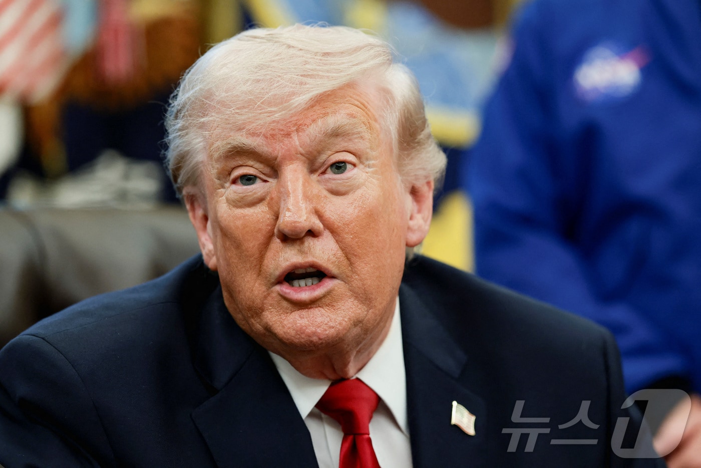 도널드 트럼프 미국 대통령이 29일(현지시간) 워싱턴DC 백악관 오벌오피스에서 아르테미스 2I호 우주비행사들과 함께한 행사에서 발언하고 있다. 2026.04.29. ⓒ 로이터=뉴스1