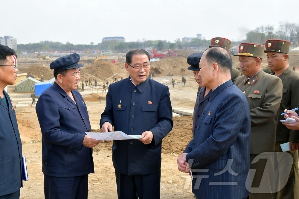 (평양 노동신문=뉴스1) = 북한 노동당 기관지 노동신문은 30일 박태성 내각총리가 평안남도와 황해남북도의 농업 현장을 방문해 작물 생육 상태를 점검하고 가뭄 대응 등 농사 대책을 논의했다고 보도했다. [국내에서만 사용가능. 재배포 금지. DB 금지. For Use Only in the Republic of Korea. Redistribution Prohibited] rodongphoto@news1.kr