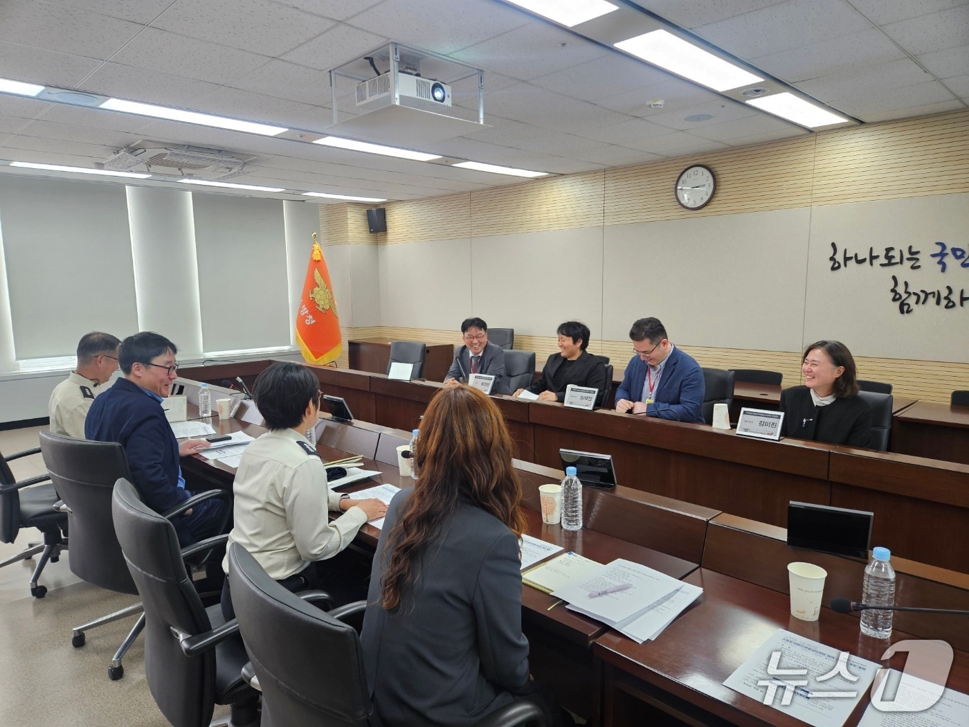 소방청과 대한소아응급의학회 관계자들이 한자리에 모여 소아 응급환자 특화 119 응급상담 매뉴얼 개정 및 구급대원 전문 교육 체계화 등 ‘소아 응급의료 대응 체계 고도화’를 위한 실질적인 협력 방안에 대해 의견을 나누고 있다.(소방청 제공)