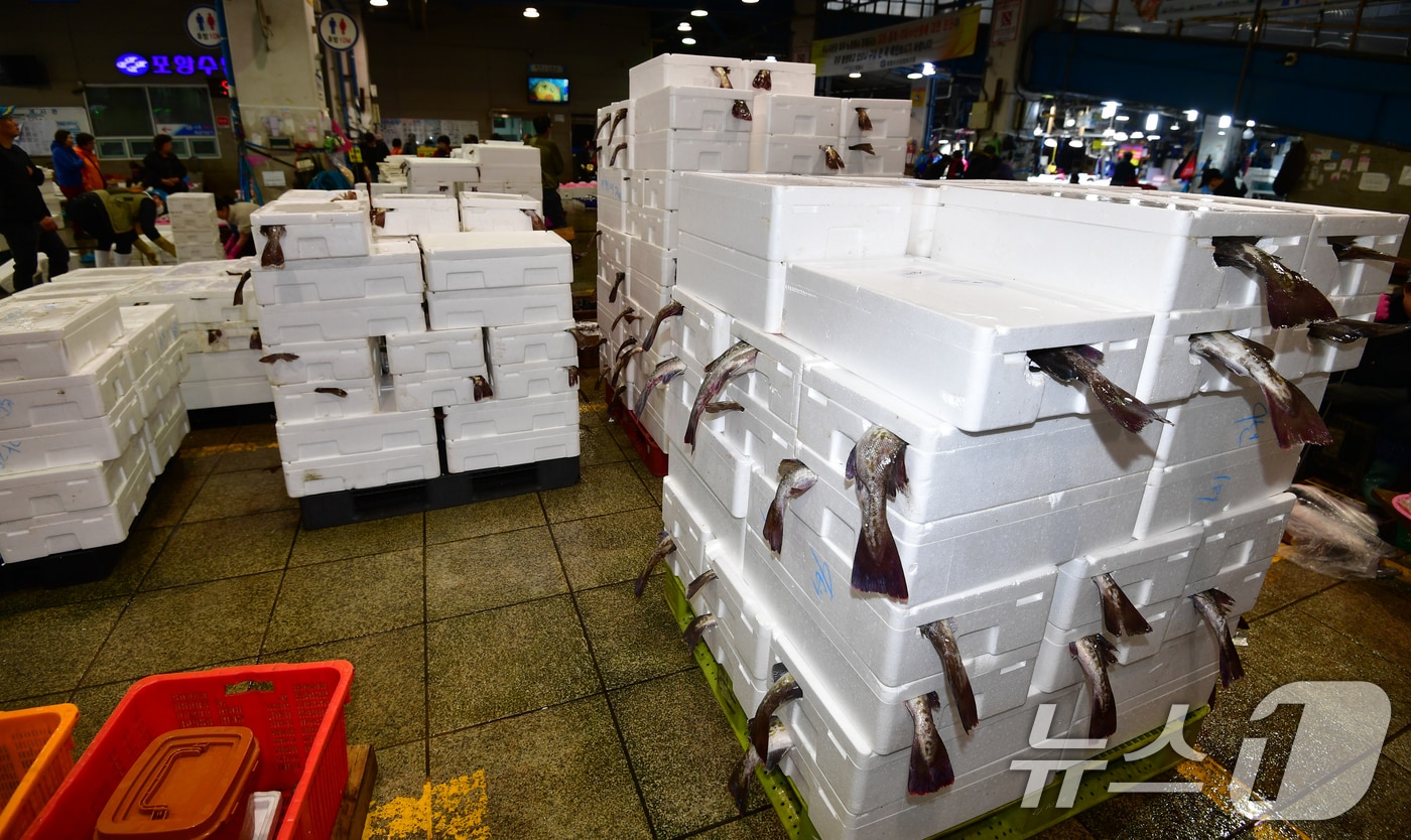 입하를 닷새 앞둔 30일 경북 포항죽도어시장 위판장에 겨울철 대표 생선인 대구를 담은 포장용기가 가득 쌓여 있다.  어민과 상인들은 "11월부터 2월까지 많이 잡히는 대구가 올해는 철이 한참 지났는데도 잡힌다"고 했다. /2026.4.30 ⓒ 뉴스1 최창호 기자