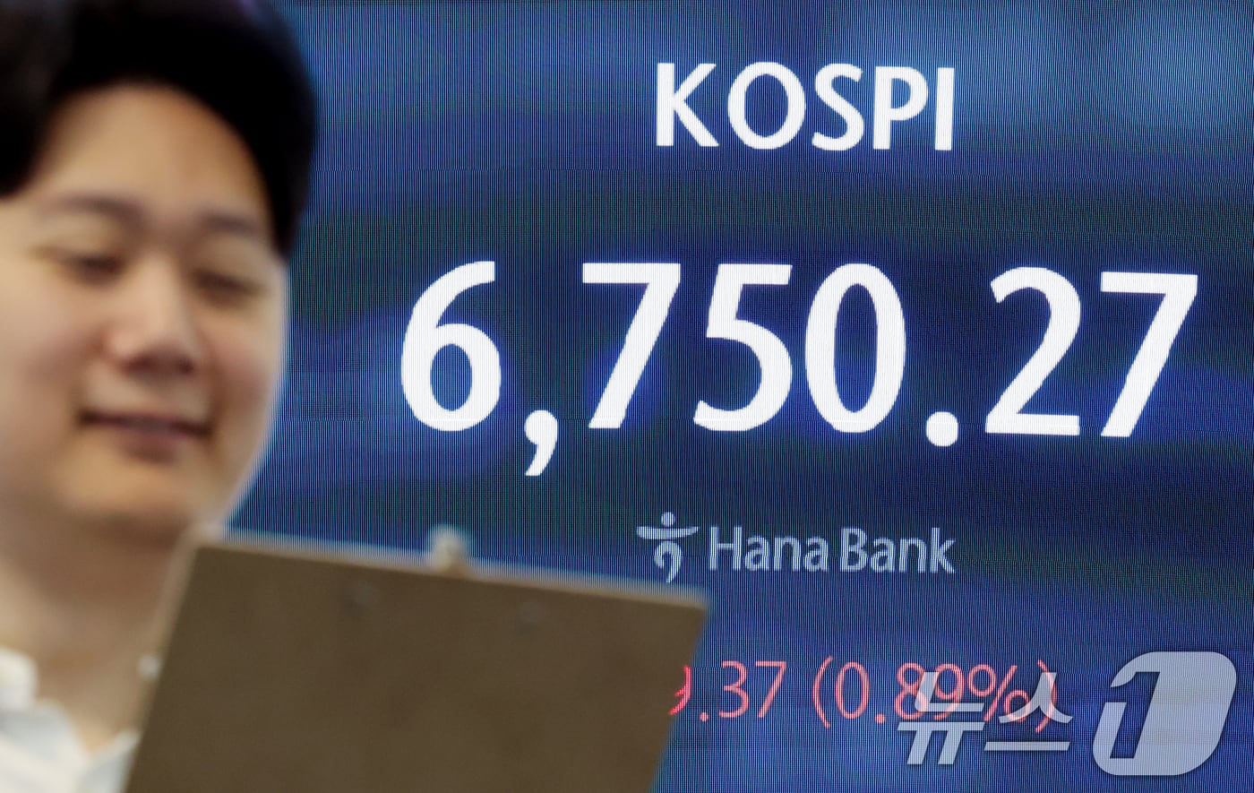 코스피 지수가 장 초반 강세 흐름을 이어간 30일 오전 서울 중구 하나은행 딜링룸 전광판에 시황이 표시되고 있다. 이날 코스피는 전 거래일 대비 48.49포인트(0.72%) 오른 6539.39로 개장했다. 2026.4.30 ⓒ 뉴스1 조연우 인턴기자